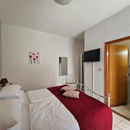 Apartments & Rooms Mikleus *
