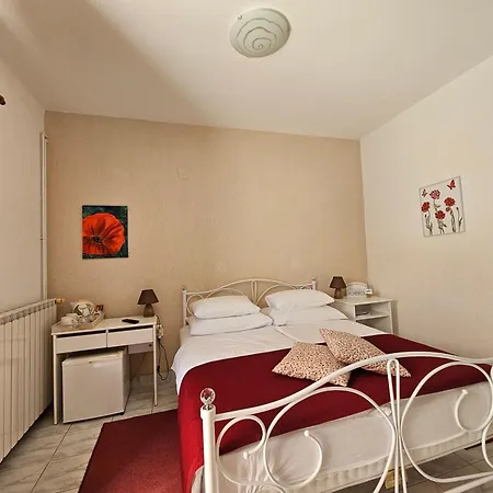 Apartments & Rooms Mikleus