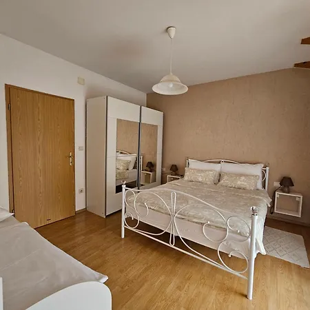 Apartment Apartments & Rooms Mikleus
