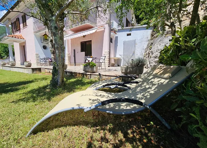 Apartments & Rooms Mikleus