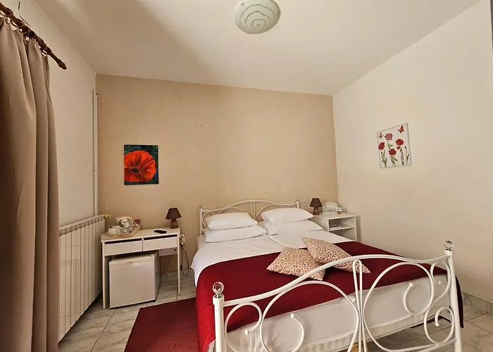 Apartments & Rooms Mikleus
